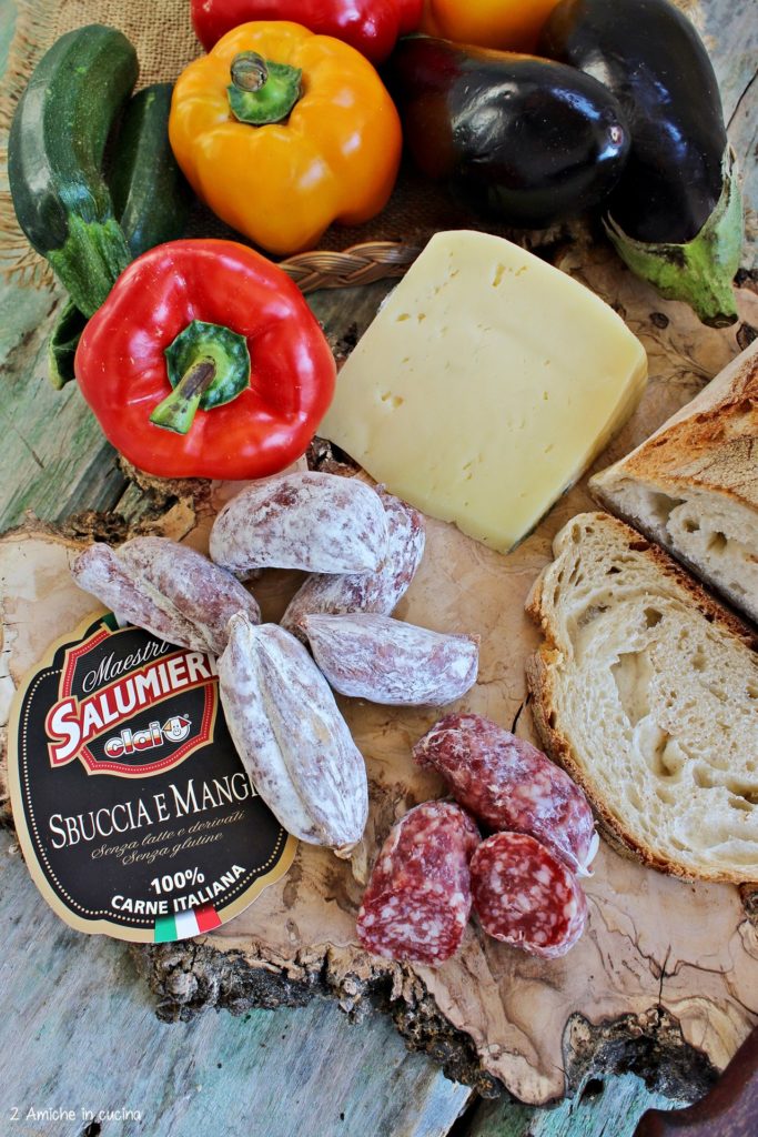 Salamini sbuccia e mangia Clai Salumi