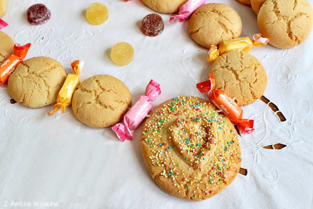 Corona di biscotti e caramelle per San Bartolomeo