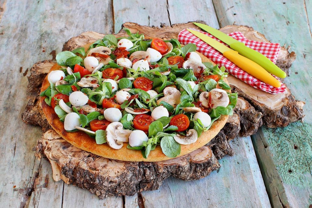 Focaccia estiva con insalata di funghi champignon crudi