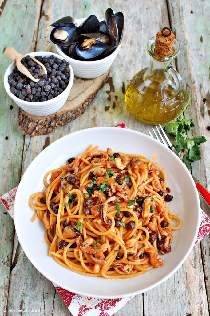 Spaghetti con polipetti, cozze e ceci