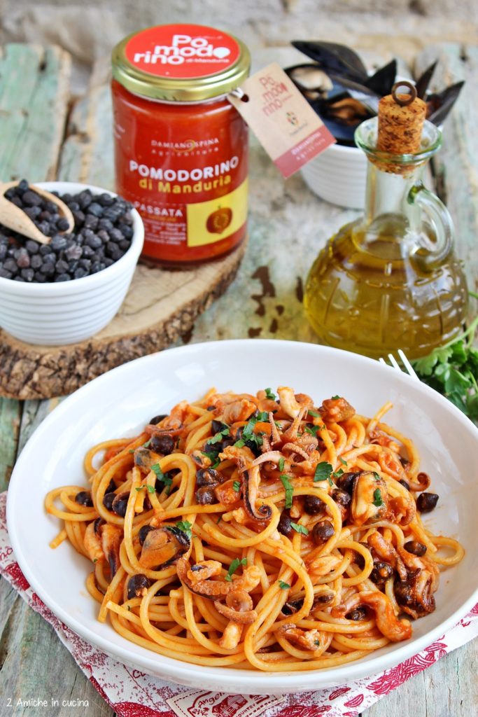 Piatto di spaghetti con pomodorino di Manduria, polipetti, cozze e ceci 