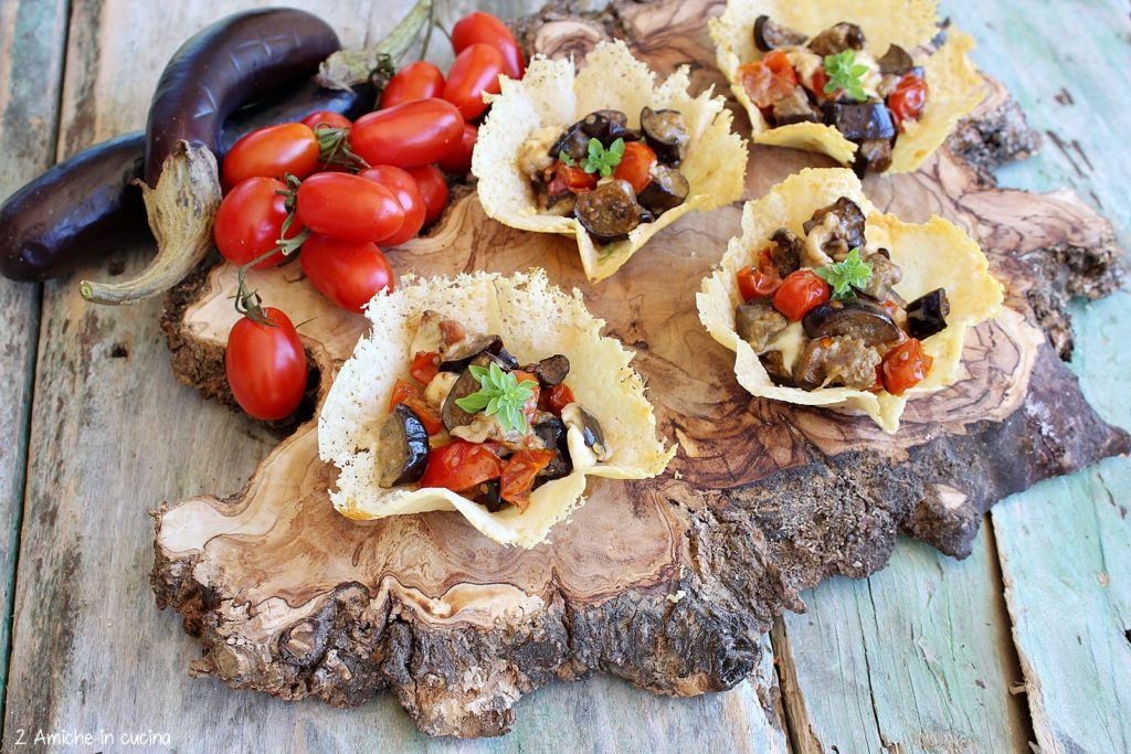 Simil parmigiana di melanzane nel cestino di parmigiano