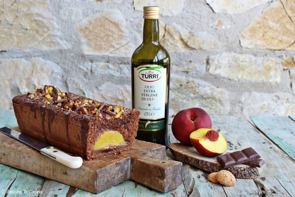 Plumcake all'olio extra vergine di oliva Turri con cioccolato fondente, pesche fresche e amaretti