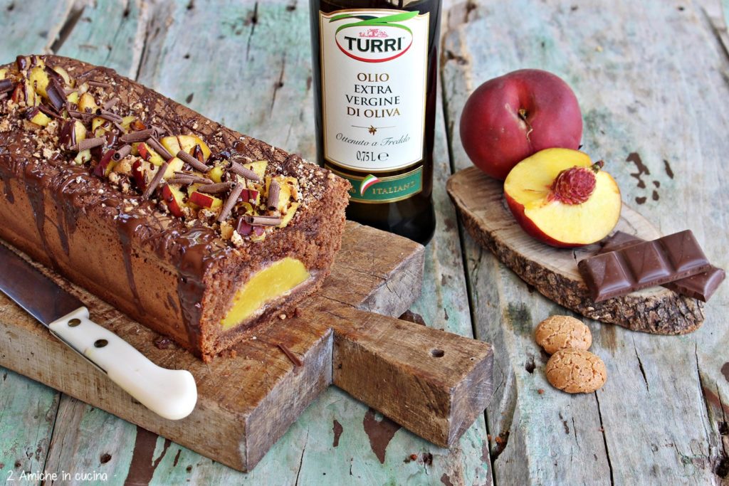 Interno del plumcake all'olio extra vergine di oliva e cioccolato con pesche fresche