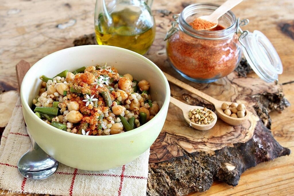 Piatti sani e veloci, un piatto unico con ceci, fagiolini, polvere di pomodoro fatta in casa e grano saraceno