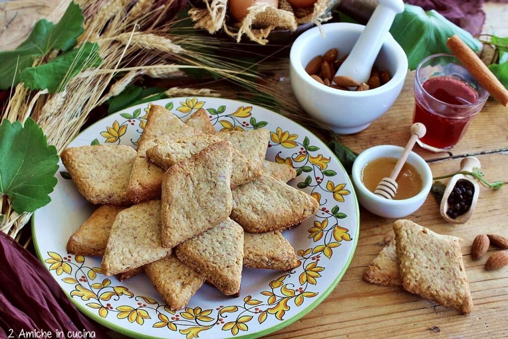 Piatto con mostaccioli tipici umbri, tanto amati da San Francesco