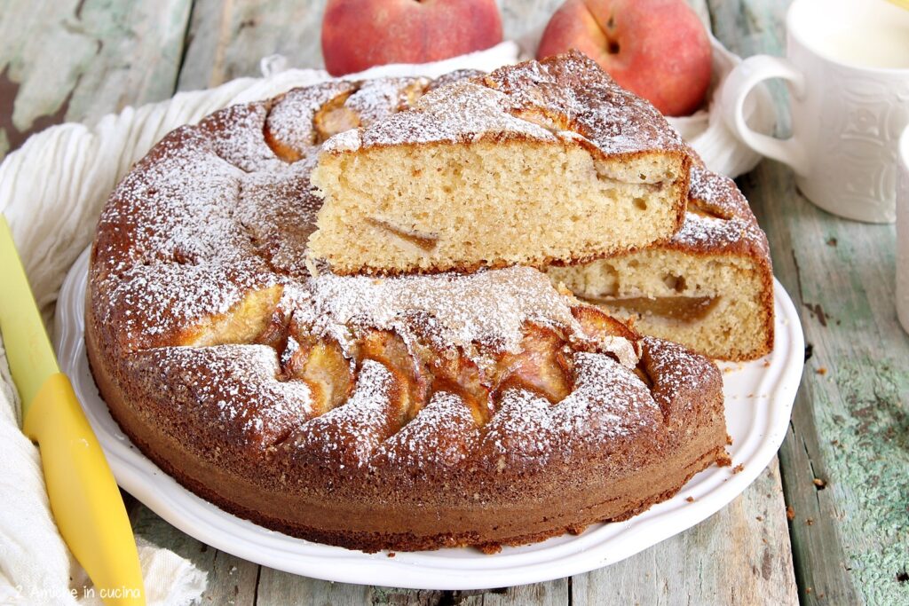 Torta con mascarpone e pesche fresche
