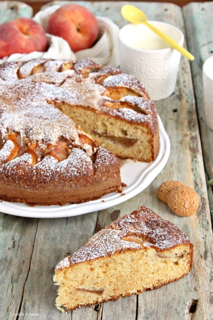 Fetta di torta con pesche, amaretti e mascarpone