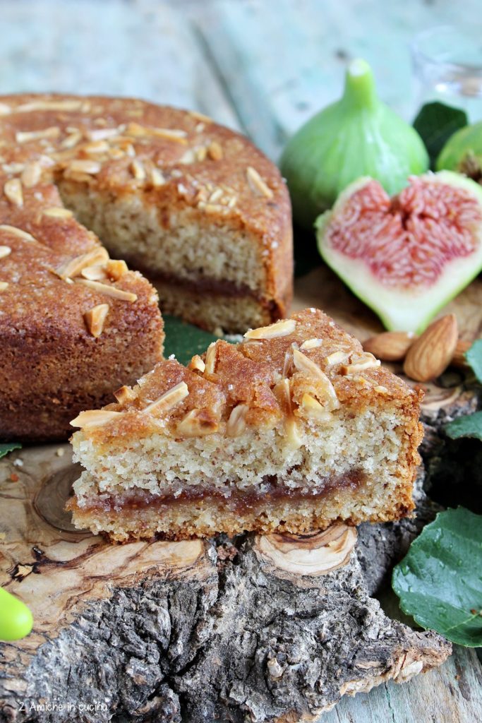 Torta con bagna al rum e frutta secca