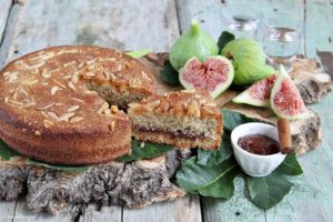torta soffice con mandorle, confettura di fichi alla cannella e rum