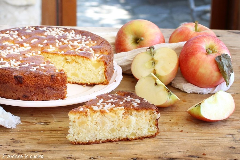 Torta di mele madeleine soffice con granella di zucchero