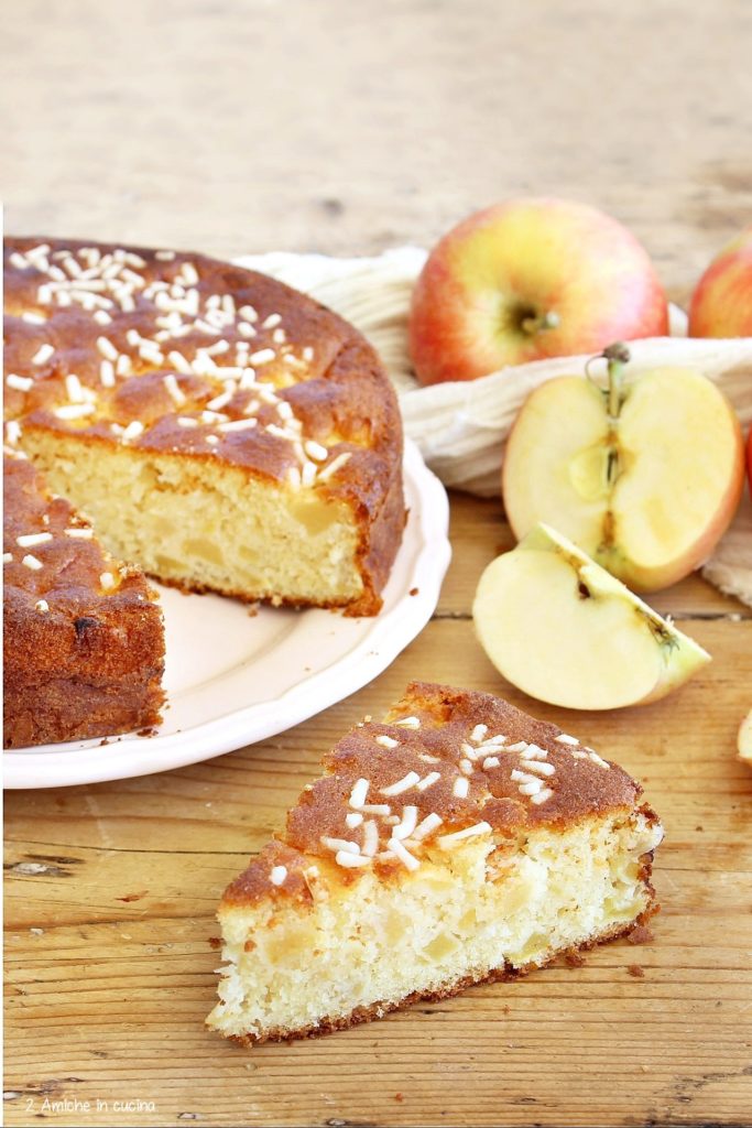 Fetta di torta alle mele con granella di zucchero
