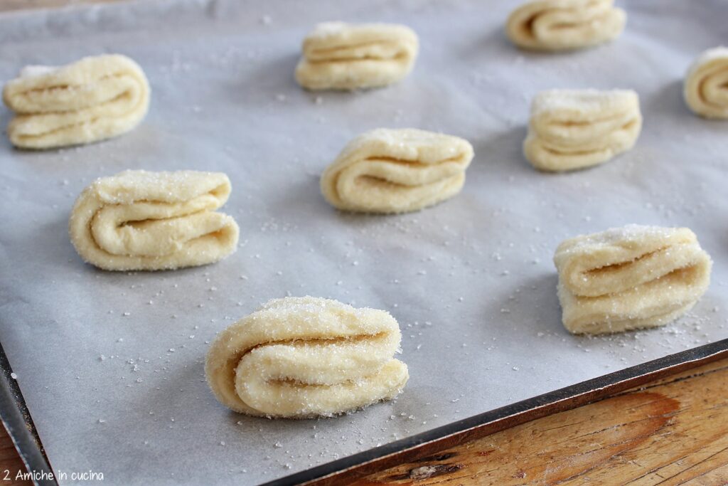 Biscotti uzbeki nella teglia prima di cuocere