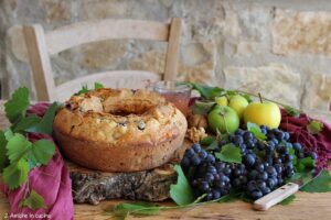 ciambellone con mosto d'uva, mele, noi e uva fresca