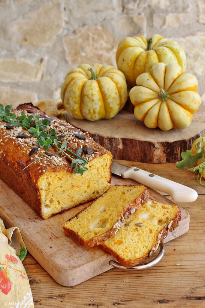 Plumcake salato con zucca, formaggi erbe aromatiche e semi