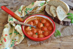 Polpette di pane e ricotta al pomodoro