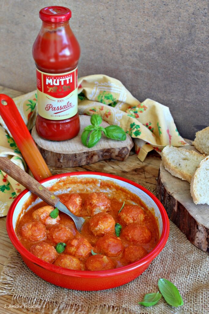 Polpette con pane raffermo e passata Mutti