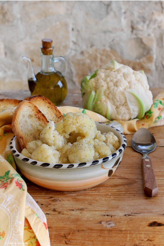 Pane tostato, bagnato con acqua di cottura del cavolfiore, e cimette di cavolfiore, ricetta tipica umbra