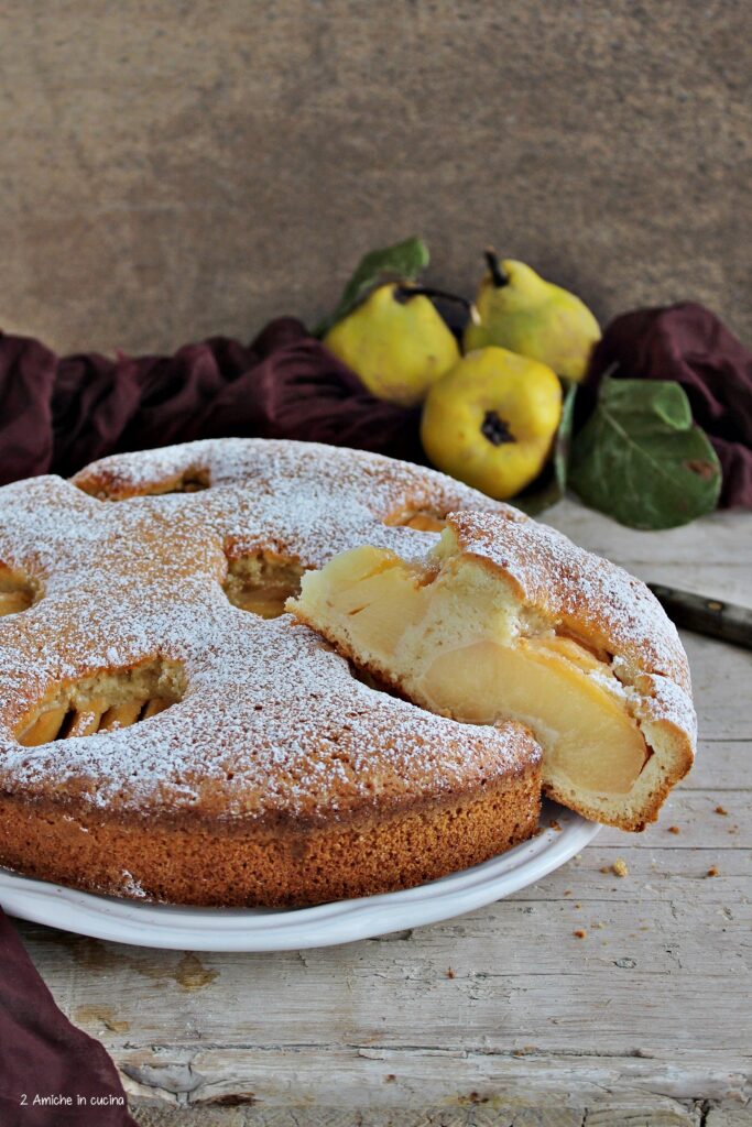 Torta soffice alle mele cotogne per la colazione o la merenda