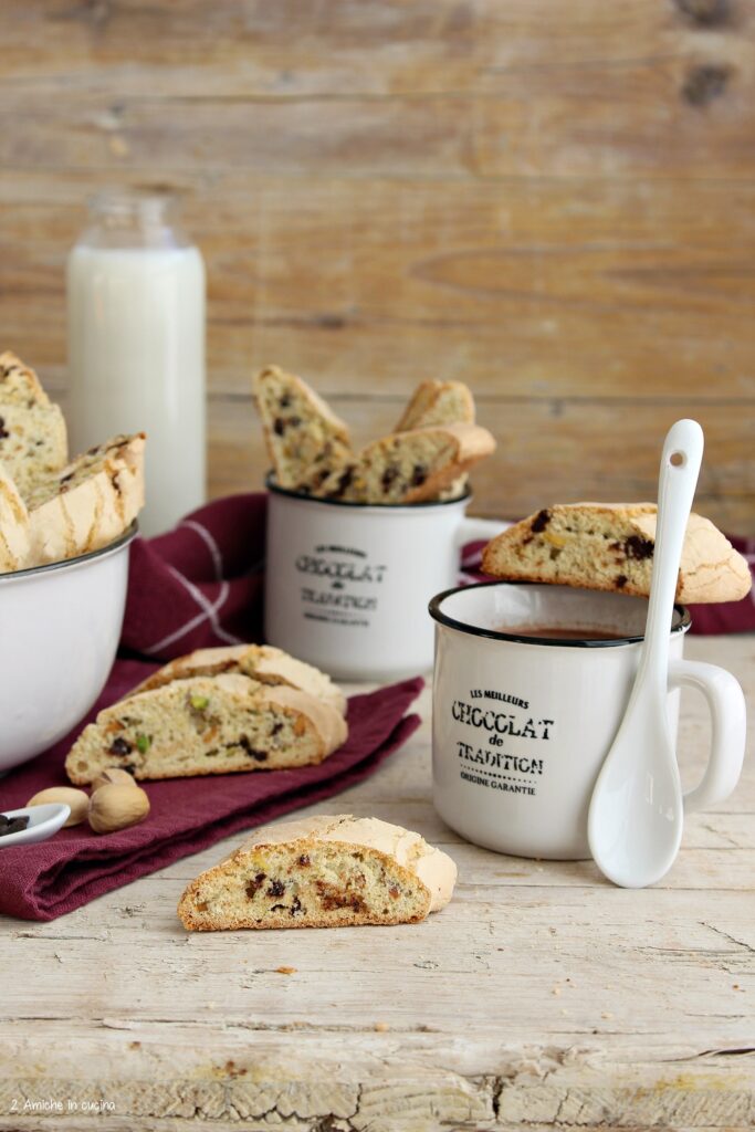 Tozzetti con cioccolata in tazza