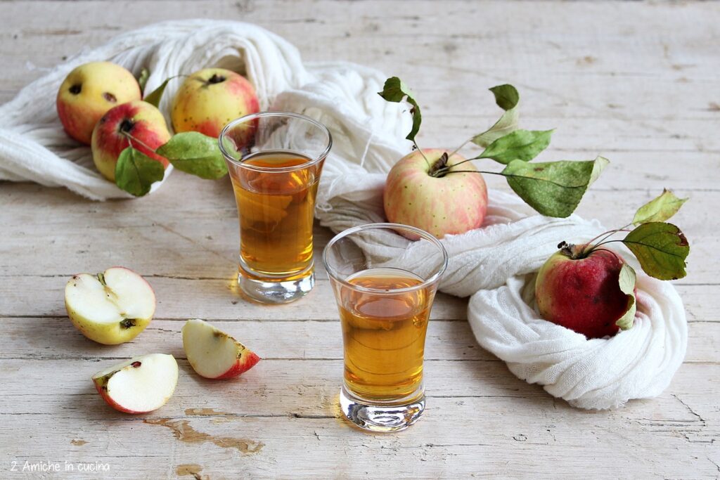 Liquori con gli scarti della frutta, le bucce delle mele