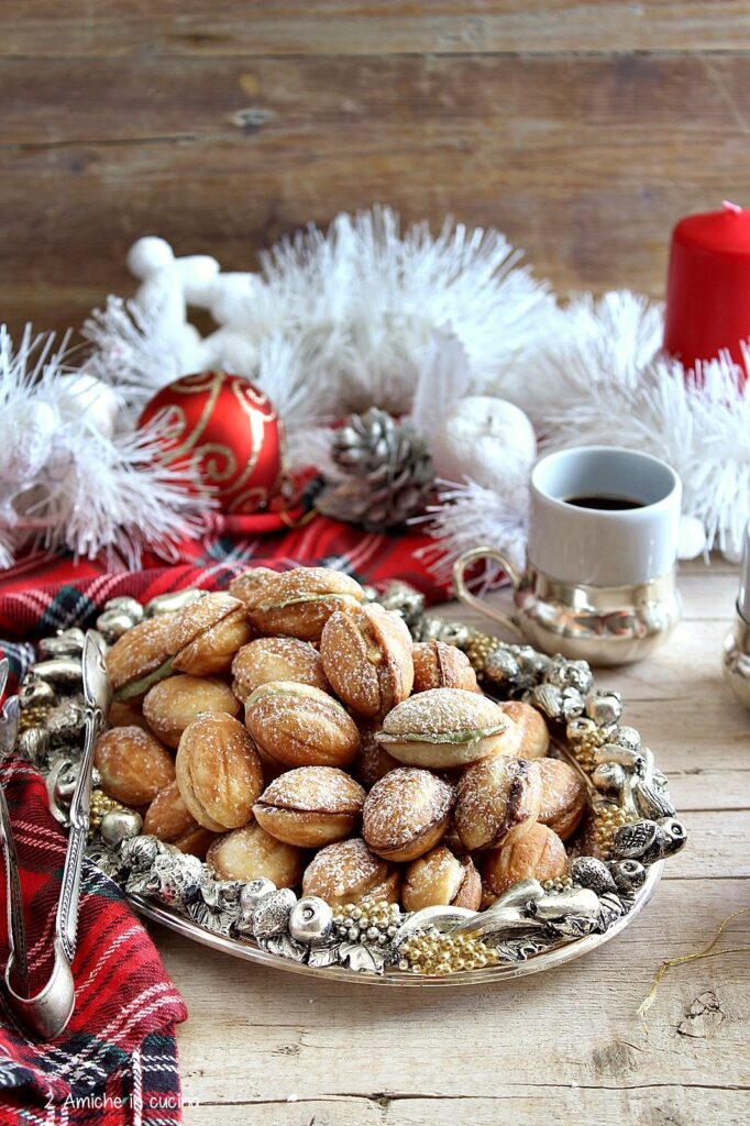 Oreshki biscotti russi a forma di noce, farciti con crema