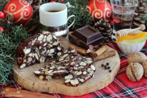 Pampepato ternano, ricetta umbra natalizia, dolce con frutta secca, cioccolato, miele e spezie
