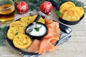 Pancake salato per il brunch di Natale con salmone e panna acida