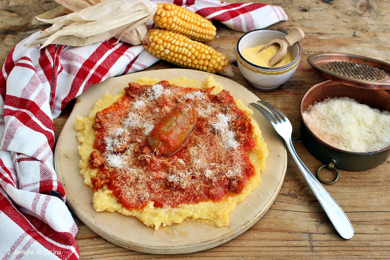Polenta con sugo di salsiccia e salsiccia intera, ricetta umbra