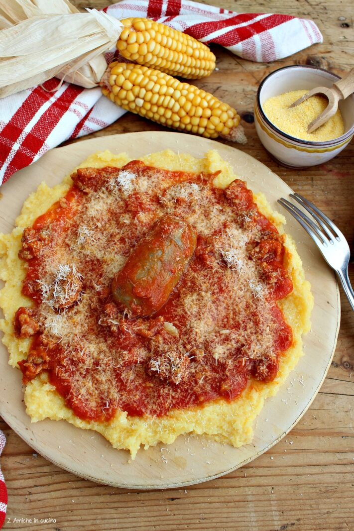 Polenta con salsiccia: ricette primi piatti (Polenta with sausage ragu) 