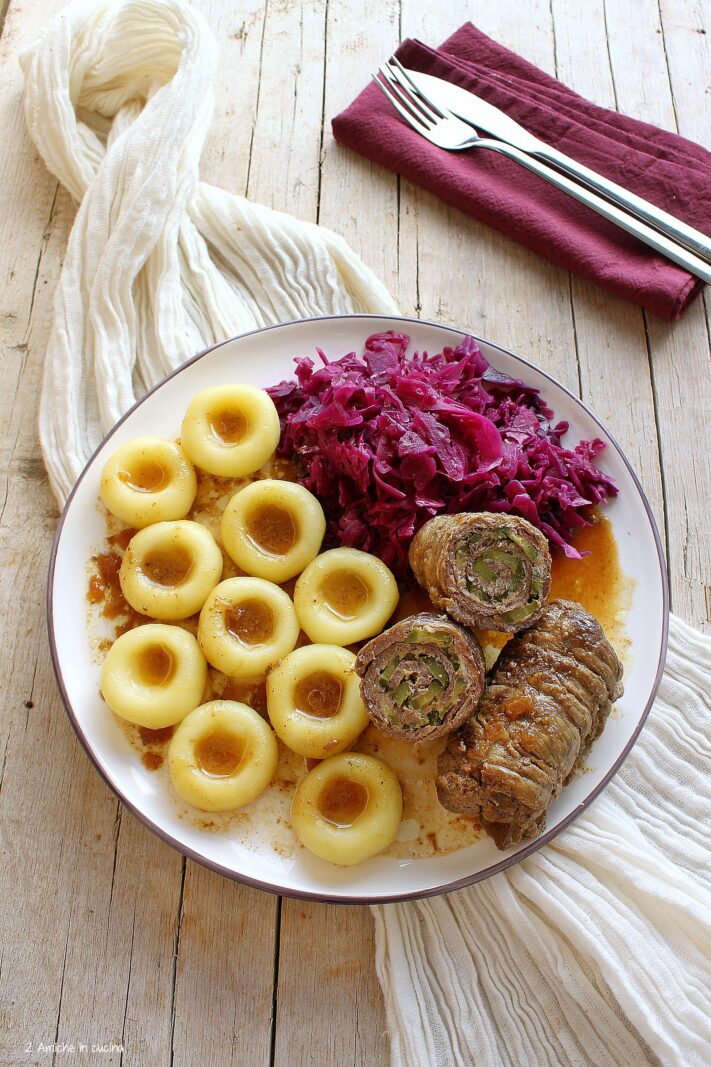 Piatto polacco con gnocchi, involtini e cavolo rosso stufato, Ślonski łobiod il pranzo slesiano delle feste