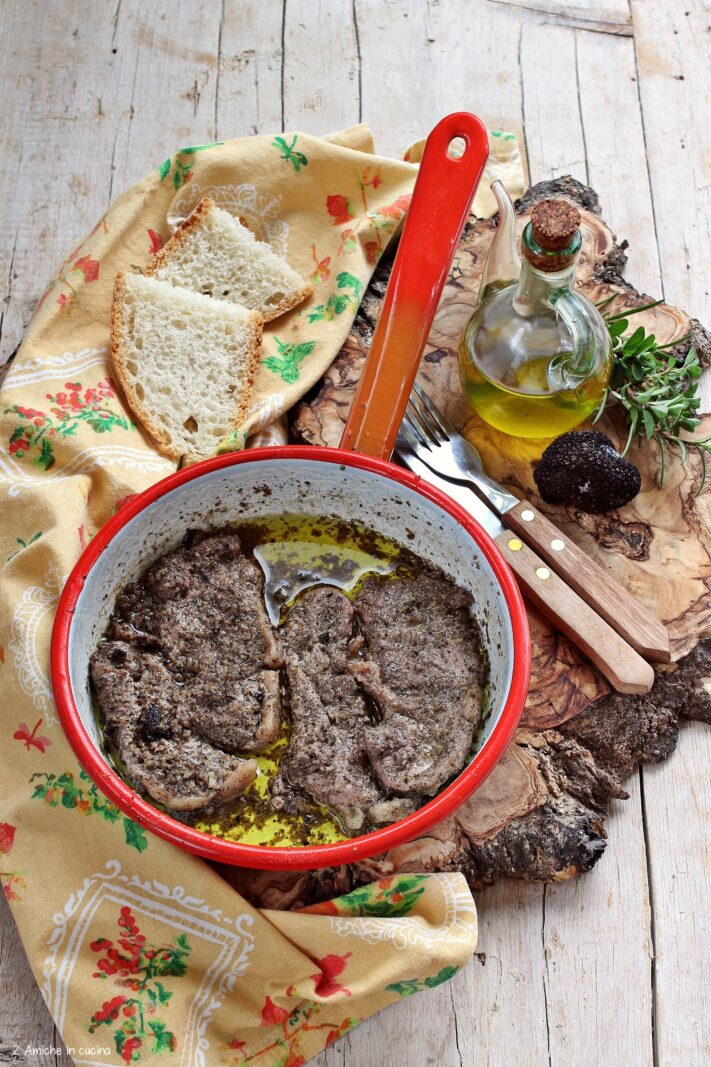 Fettine di cinghiale in padella con tartufo e erbe