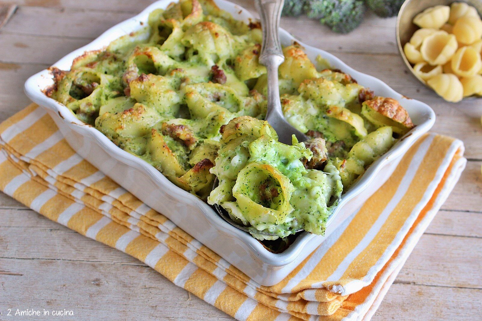 Pasta con broccoli e salsiccia gratinata in forno
