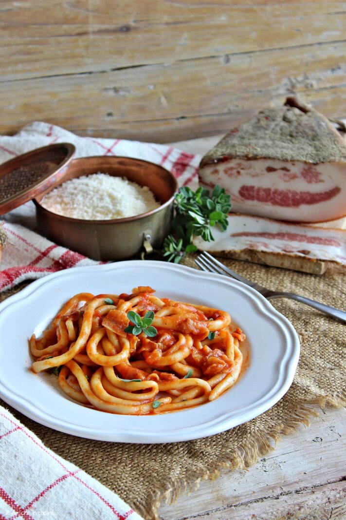 Umbricelli umbri con sugo di guanciale e maggiorana