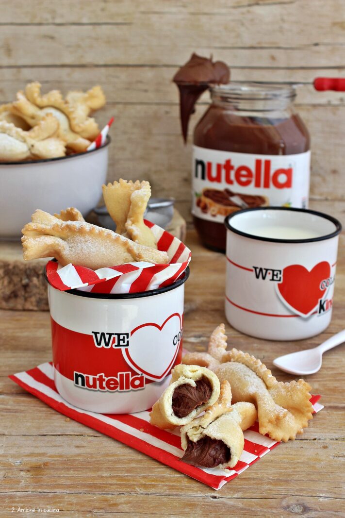 Colazione con latte e dolci fritti farciti di Nutella