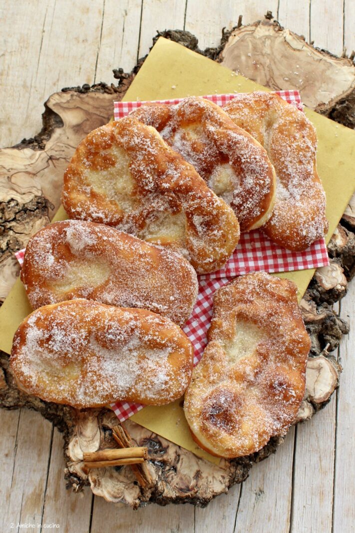 Frittelle canadesi con zucchero e cannella