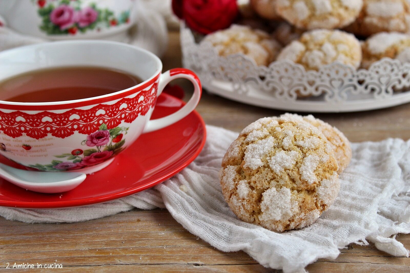 Biscotti semplici simili ai crinkle cookies