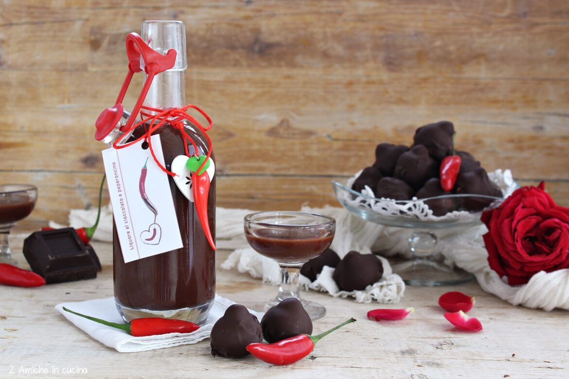 Liquore al cioccolato fondente in bottiglia con tappo Mekano