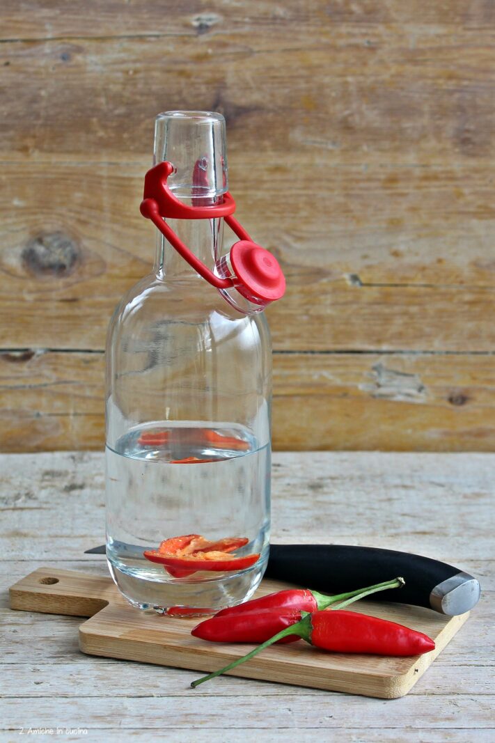 Peperoncino in infusione in bottiglia con tappo Mekano