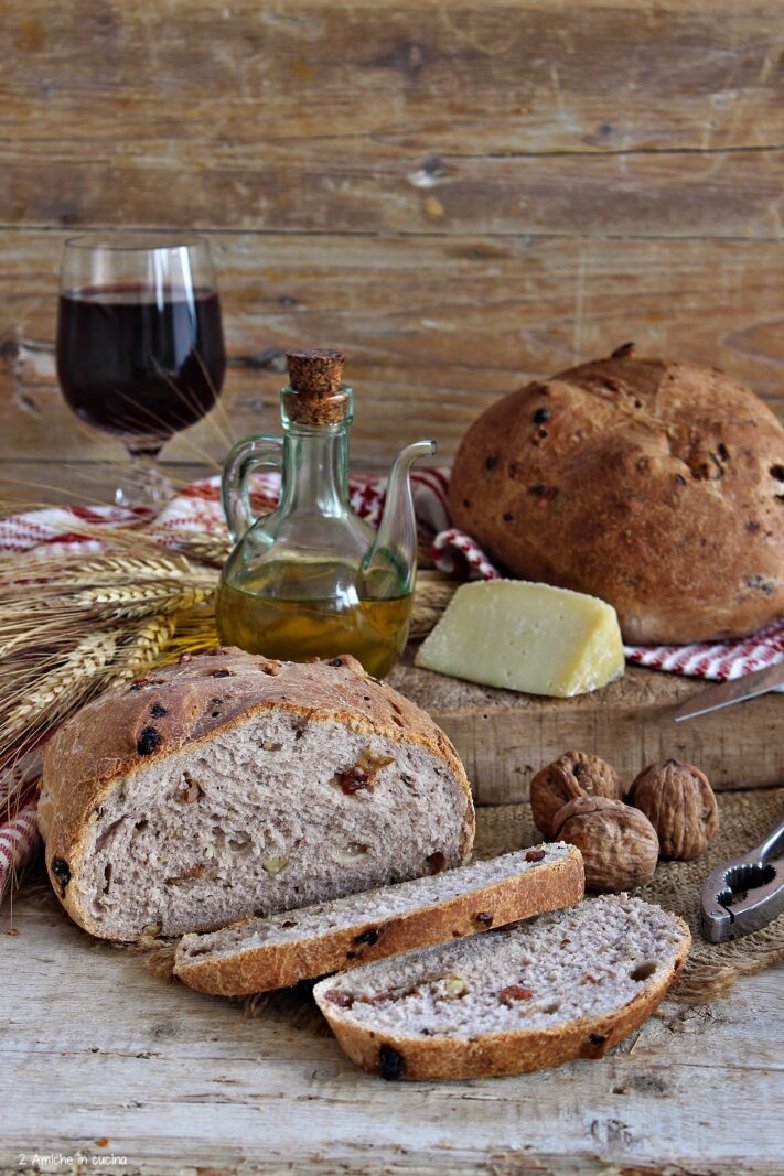 Pane umbro tipico della città di Todi con uvetta, noci e pecorino - Pan nociato di Todi