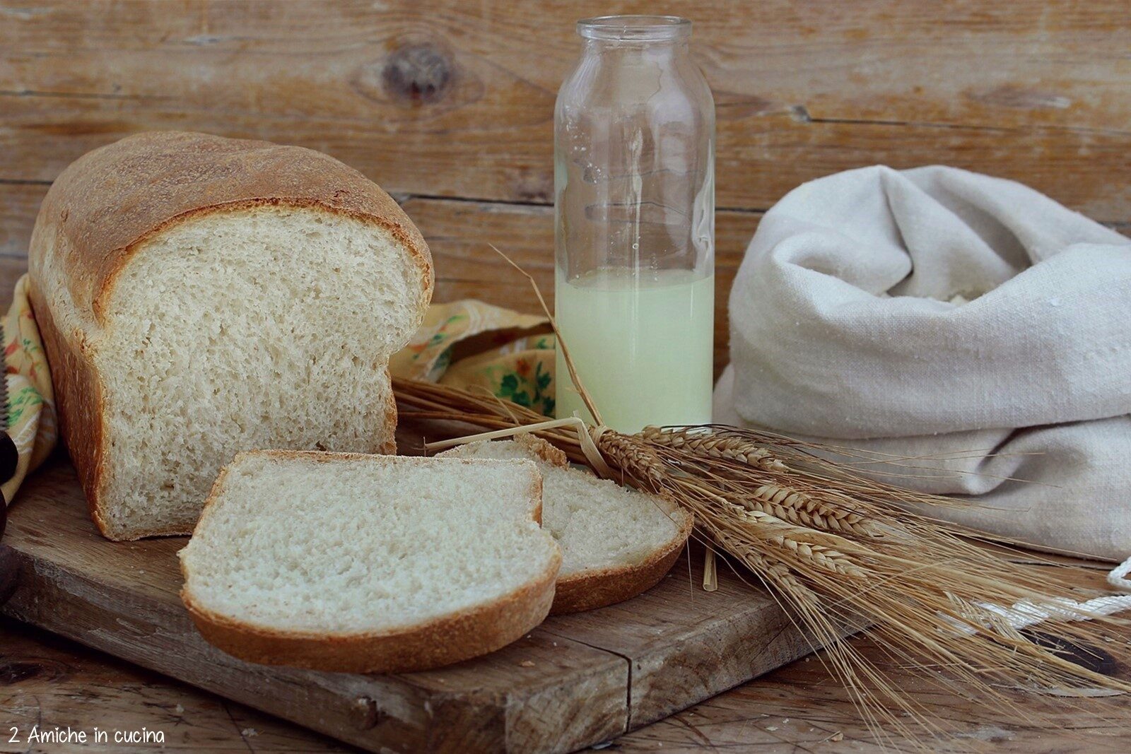 pane bianco con siero di kefir, su tagliere