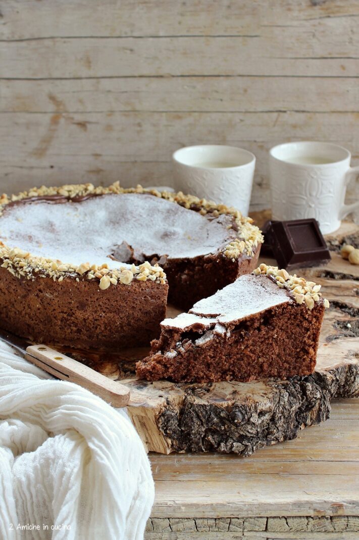 Torta alle nocciole e cioccolato, senza farina e con soli albumi