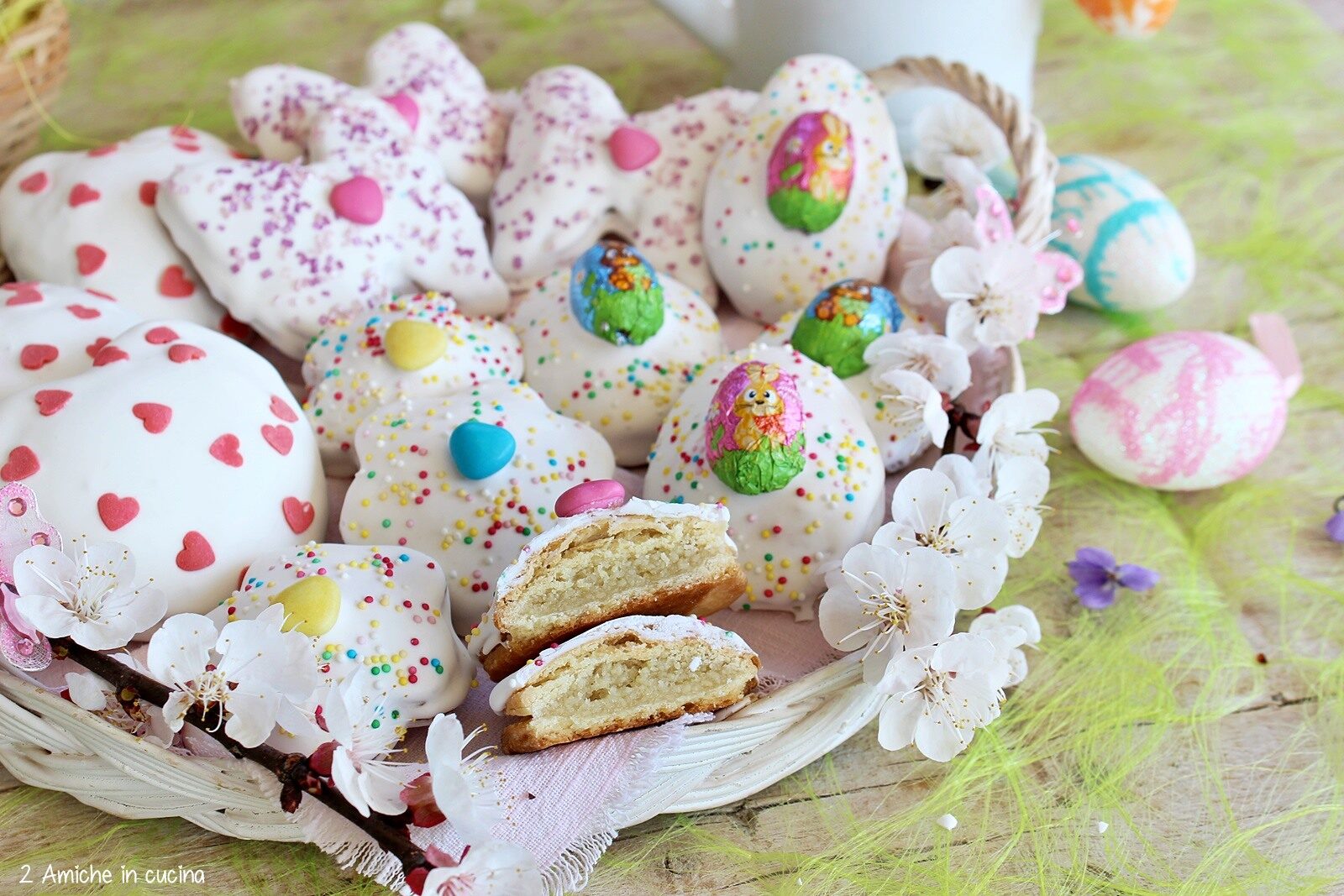 Interno di pasta di mandorle dei figolla, i biscotti maltesi di Pasqua