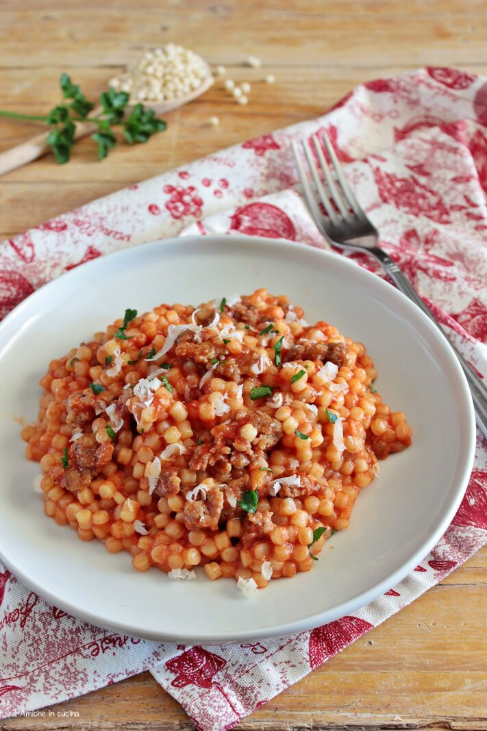 Fregula o fregola sarda con salsiccia e pomodoro