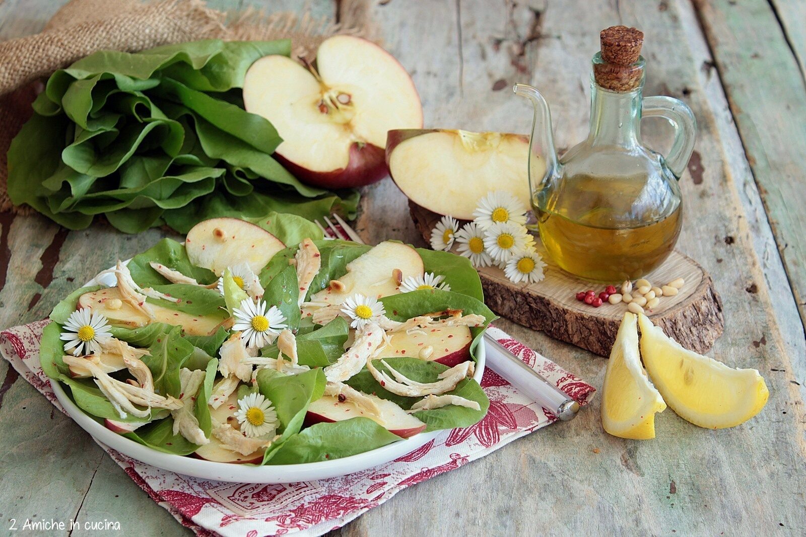 Insalata di pollo con mela, pinoli tostati e pepe rosa