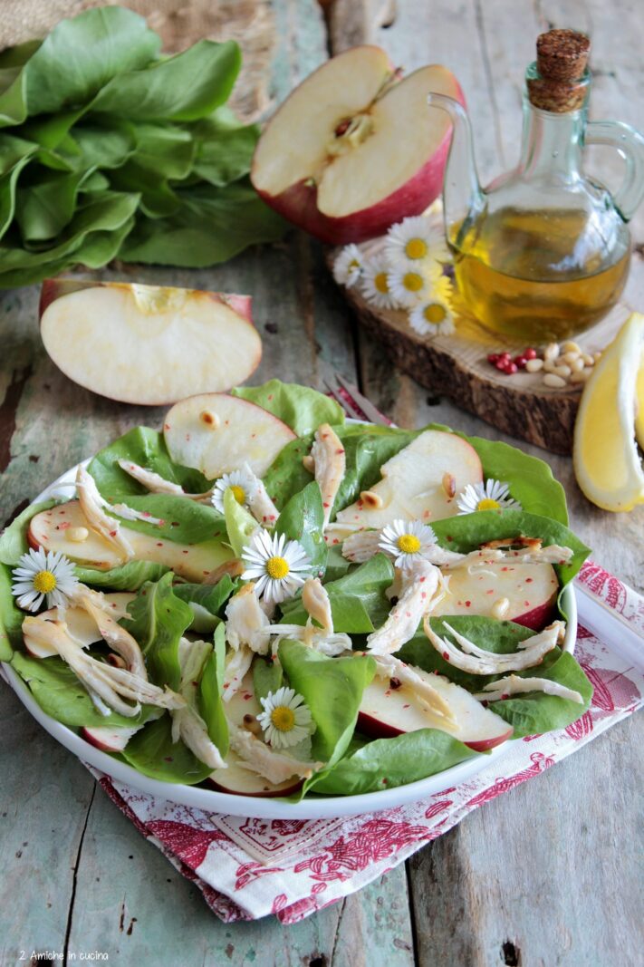 Insalata leggera con pollo grigliato e mela