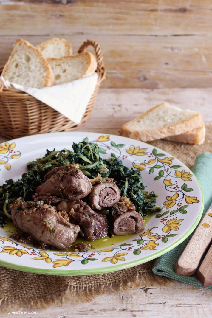 Rotolini di fettine di cinghiale con guanciale e erbe di campo saltate in padella