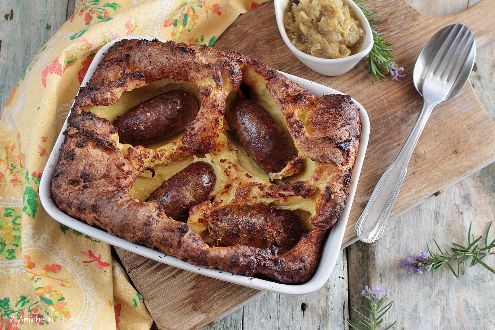 Toad in the hole, piatto tipico della cucina inglese con salsicce