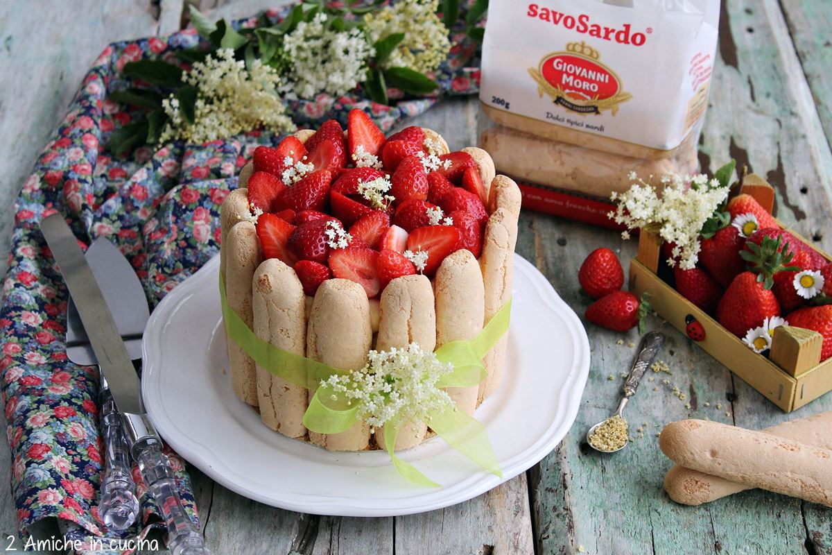 Torta charlotte con con savoiardi sardi, crema al mascarpone e fragole