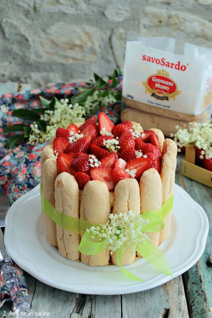 Dolce con savoiardi sardi, crema al mascarpone e fragole ai fiori di sambuco